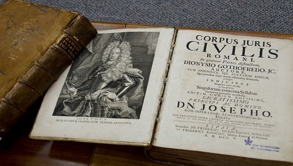 ספרי משפט מהמאה ה-16, כשפאה הייתה קוד הלבוש בבית המשפט