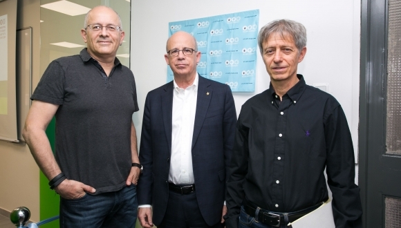 חנוכת המעבדה החדשה (מימין לשמאל): פרופ' חנוך לוי, פרופ' יוסף קלפטר ויורם יעקובי