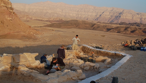 בית השער בגבעת העבדים במהלך החפירות (צילום: ארז בן יוסף ומשלחת חפירות תמנע של אוניברסיטת תל אביב)