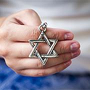 אנטישמיות בעידן הקורונה: ירידה באלימות הפיזית (בגלל הסגר) לצד החמרה באנטישמיות ברשת