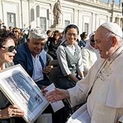 ההפתעה המרגשת לאפיפיור - יצירת האמנות: "ישו מאדמת ארץ הקודש"